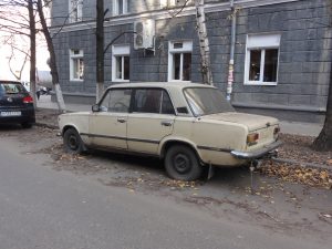 Брошенный автомобиль на городской улице. Порядок утилизации автомобилей